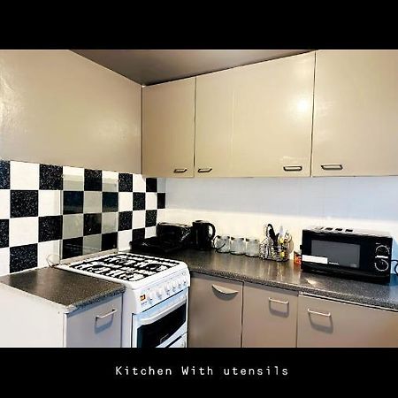2 Bedroom Double Bed In East Londres Extérieur photo