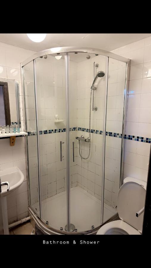 2 Bedroom Double Bed In East Londres Extérieur photo