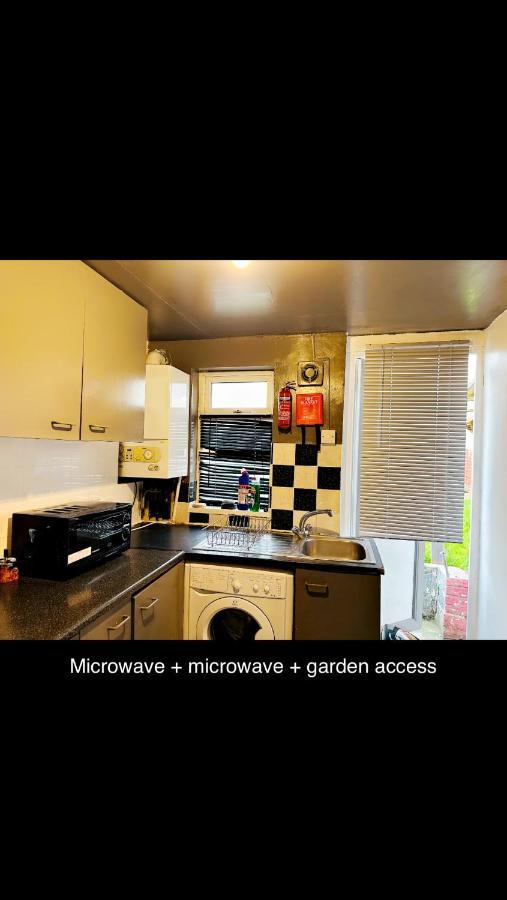 2 Bedroom Double Bed In East Londres Extérieur photo