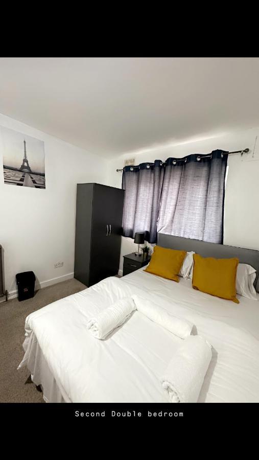 2 Bedroom Double Bed In East Londres Extérieur photo