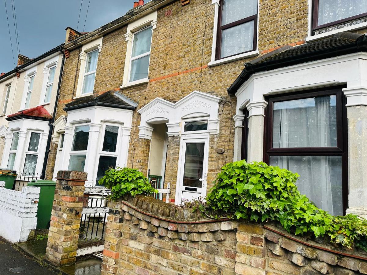 2 Bedroom Double Bed In East Londres Extérieur photo